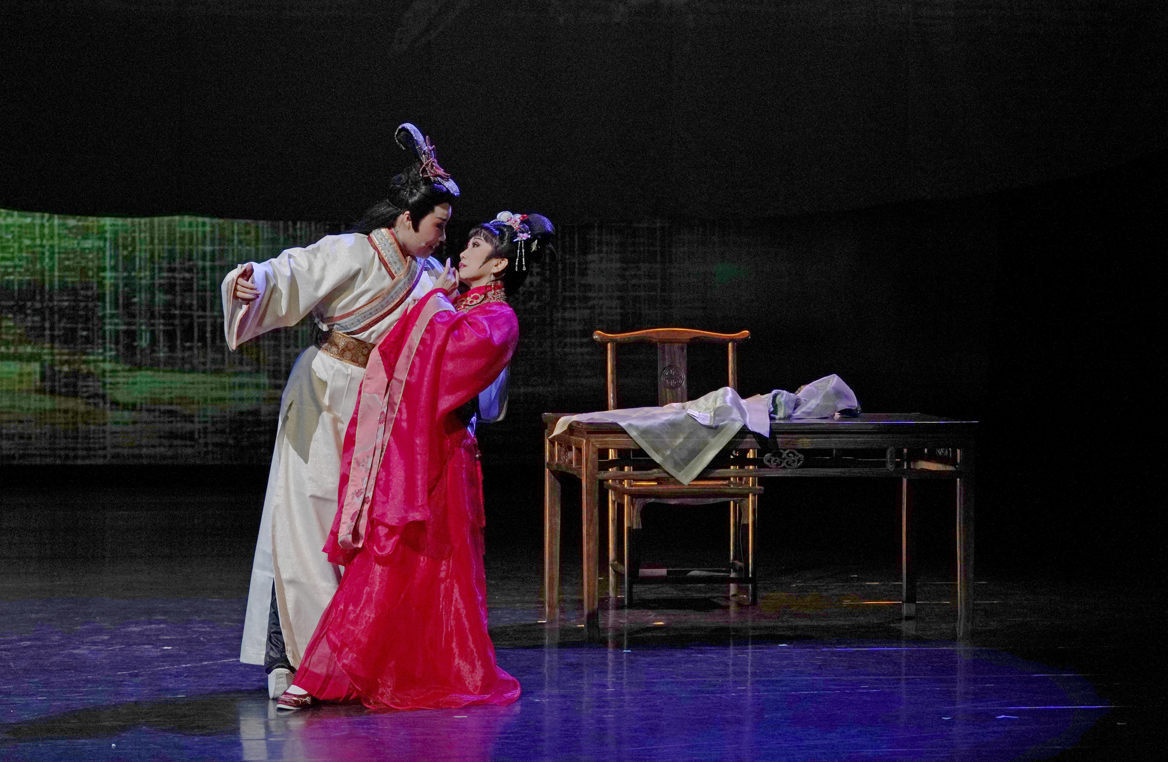 《兩生花劫》特邀知名詩人導演鴻鴻，改編德國劇作家萊辛名劇《艾米莉亞・嘉樂蒂》，由薪傳劇團張孟逸飾演安雪娘(右)、江亭瑩飾演崇親王(左)。圖/傳藝中心提供 
