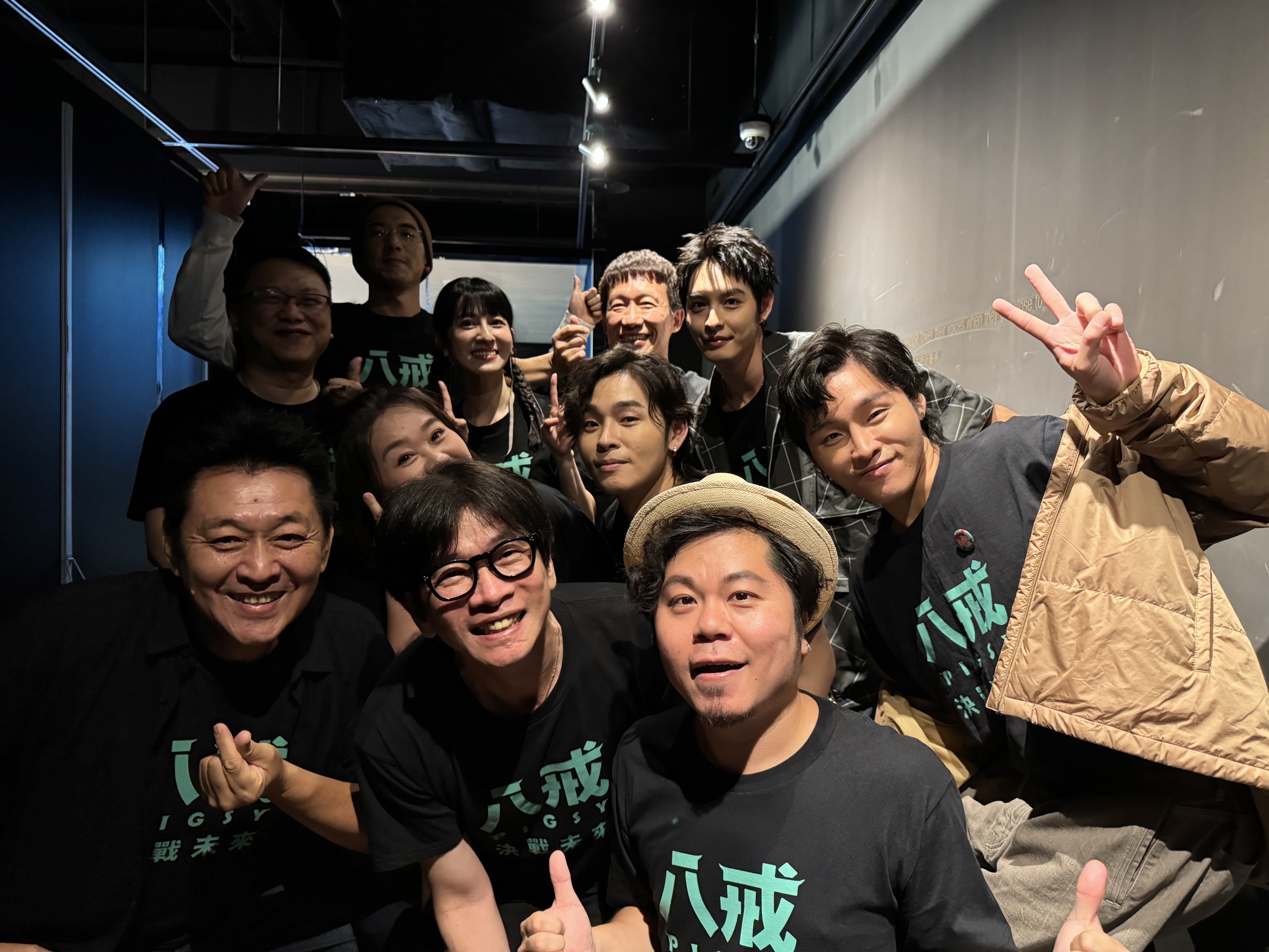 導演邱立偉日前開心與《八戒》決戰未來眾配音明星出席電影首映會。圖/甲上娛樂提供 