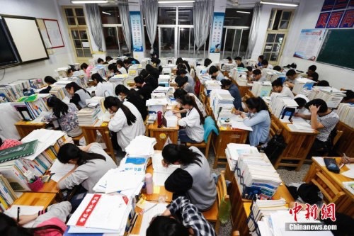 大陸高三學生挑燈夜讀，備戰大學考試。圖/取自中新網 