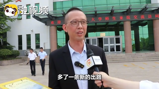 淡江大學企管系主任張雍昇赴陸參訪，在接受國台辦《融視頻》採訪時稱對岸「祖國」，遭教育部連帶對學校懲處，引發爭議。圖／取自融視頻截圖 