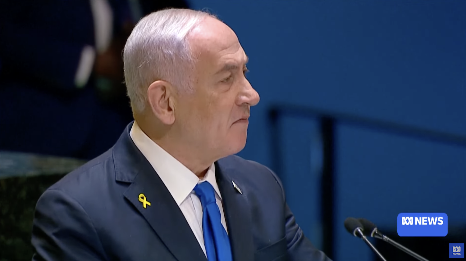 以色列總理納坦雅胡（Benjamin Netanyahu）27日在紐約聯合國大會發言，不少國家代表離席抗議。圖／取自ABC News YouTube頻道 