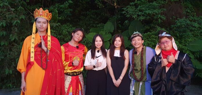 《圖說》香港偶像團體Error至華梵大學佛藝系取經，訪談香港姊妹花。〈華梵大學提供〉
