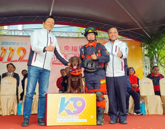 《圖說》副市長朱惕之為搜救犬Amei授階，右為消防局長李清安。〈消防局提供〉