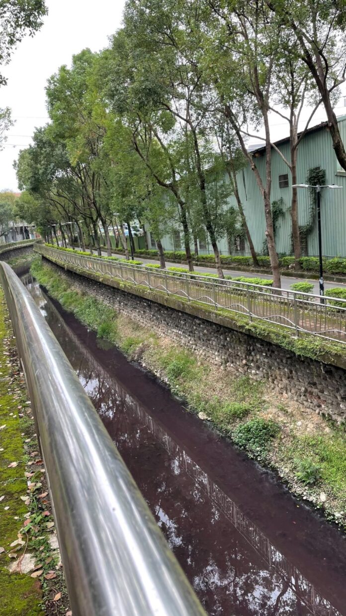 《圖說》環保局查獲某絲織廠放流口排放紅色廢污水。〈環保局提供〉