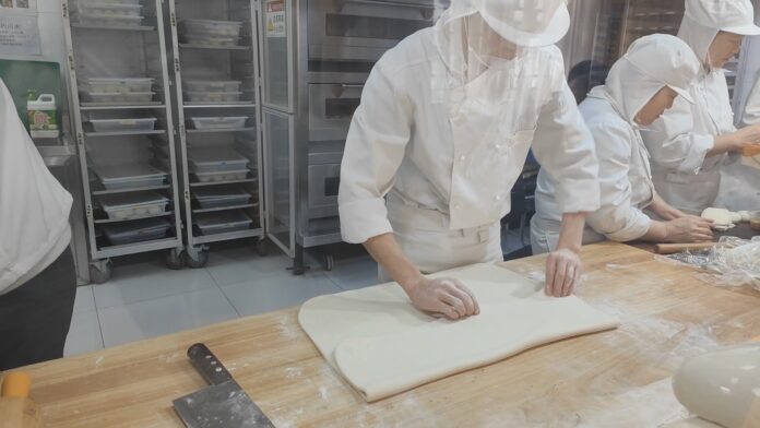 明廚可視 師傅製作起酥的過程（照片：YT「品味之境」）